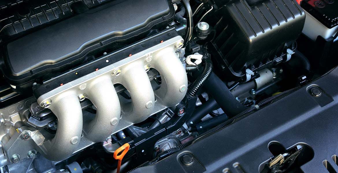 Motore con collettori di aspirazione in evidenza